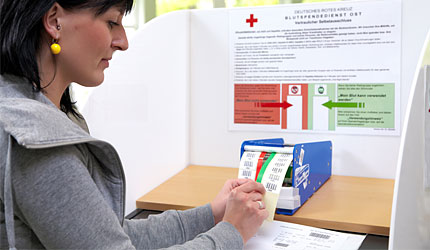 Foto: Eine Spenderin beim vertraulichen Selbstausschluss.