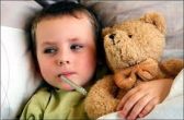 Foto: Kranker Junge mit Teddybär